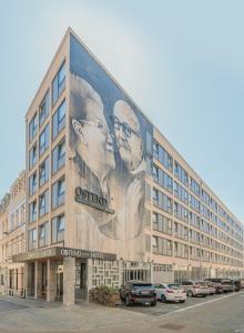 un bâtiment avec une grande publicité sur son côté dans l'établissement Ostend Hotel, à Ostende