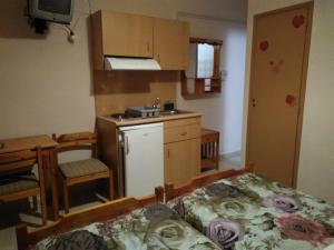 a small kitchen with a bed in a room at Astir Rooms in Poros