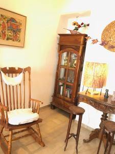 パリキアにあるKaterina's Home - Paros old town houseの椅子と木製のキャビネット付きの部屋