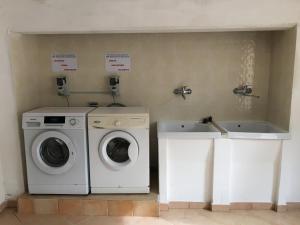阿謝亞的住宿－Villa delle Sirene，洗衣房配有洗衣机和水槽