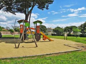 een speeltuin met een glijbaan in een park bij Une pause à LA FLOTTE en RE in La Flotte