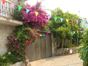 um ramo de flores em um prédio com um portão em Casa das Magnólias de Igarei em Igarei