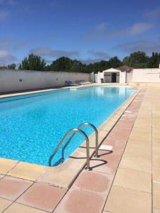 een zwembad met een metalen handrail ernaast bij Une pause à LA FLOTTE en RE in La Flotte