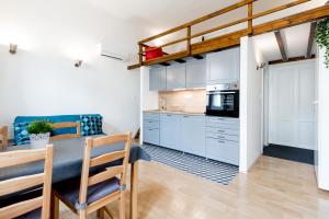Kuchyňa alebo kuchynka v ubytovaní Flexible SelfCheckIns 13 & 14 - Le Petit & Le Grand Zagreb - Centre - New - Apartments Repinc