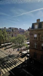 uitzicht op een straat in een stad met gebouwen bij Hotel Rivoli in Parijs