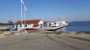 Afbeelding uit fotogalerij van Ferienhhaus-Mobilheim freies WLAN in Sirjansland