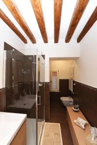 La salle de bains est pourvue d'une douche, d'un lavabo et de toilettes. dans l'établissement homesweethome venice, à Venise
