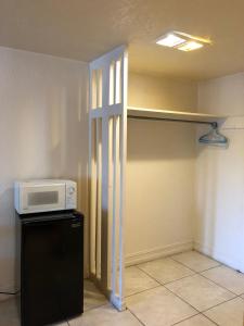 皮爾斯堡的住宿－Sunset Inn- Fort Pierce, FL，厨房配有冰箱上方的微波炉