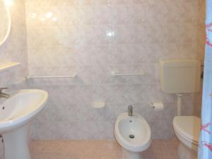 リニャーノ・サッビアドーロにあるLa Dunaのバスルーム(白いトイレ、シンク付)
