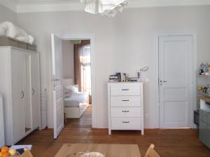ブリュッセルにあるArt Nouveau Floralの白い部屋(ドレッサー付)とベッドルーム1室
