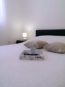 Ένα ή περισσότερα κρεβάτια σε δωμάτιο στο Apartment Sunset Rogoznica