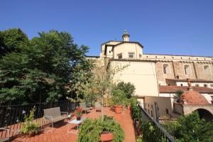 dziedziniec z budynkiem w tle w obiekcie Studios Garden Terrace Oltrarno we Florencji