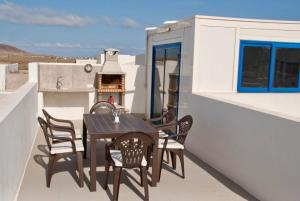 balcón con mesa y sillas en el techo en FCG20, Famara Beach, en Famara