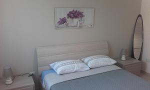 una camera con un letto con due cuscini sopra di B&B la Palma a Ruvo di Puglia