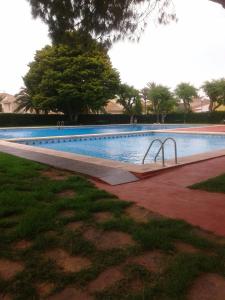 una gran piscina con una valla de metal alrededor en Apartamento PuigVal, en El Puig