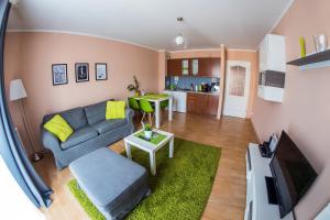 a living room with a couch and a table at Apartament Zwycięstwa in Koszalin