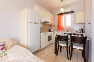 Kuchyň nebo kuchyňský kout v ubytování Anemi Leros Apartments
