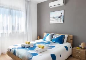 een slaapkamer met een bed met teddyberen erop bij Pebble Beach Holiday Apartments in Limassol