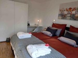 een kamer met twee bedden met handdoeken erop bij Panorama-Übernachtungen in Biberach-Ummendorf
