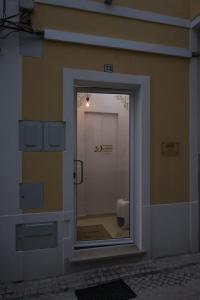 uma porta para uma casa de banho num edifício em Casa do Terraço na Nazaré