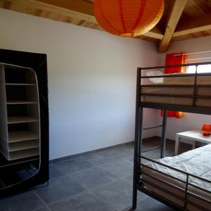 Cette chambre dispose de lits superposés et d'un plafond. dans l'établissement Villa Vallon Pont d'Arc, à Vallon-Pont-dʼArc