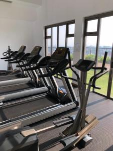 Fitness centrum a/nebo fitness zařízení v ubytování Hedges Court Res-2 Room 3 Beds 3 Bath 104 sqm Spacious Apartment