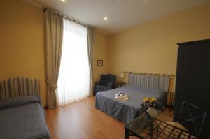 um quarto com uma cama e uma janela em Monteoliveto Bed & Breakfast em Nápoles