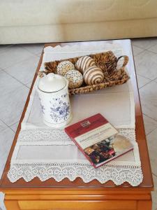 un tavolo con un vassoio di uova e un libro di Ionian Aura a Mantzavináta