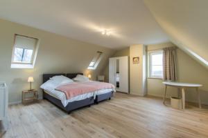una camera con letto, tavolo e finestre di Clayshoeve a Munte