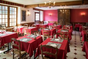 Restoran ili drugo mesto za obedovanje u objektu Logis Hôtel Restaurant de la Poste