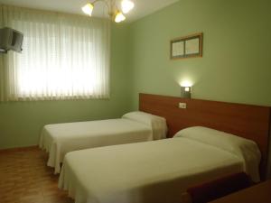 En eller flere senge i et værelse på Pensión Galatea