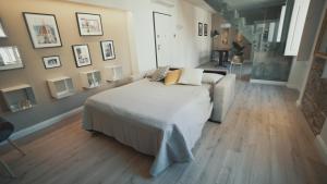 A bed or beds in a room at Luxury apartment in city center