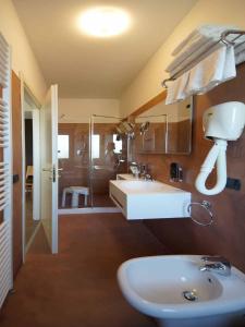 e bagno con lavandino, servizi igienici e doccia. di Hotel Clarin 14 by Dori a Peschiera del Garda