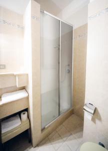 Hotel Palombella & Restaurant في فروزينوني: حمام مع دش ومرحاض
