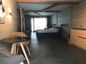 Rúm í herbergi á Charly Studio In Gstaad