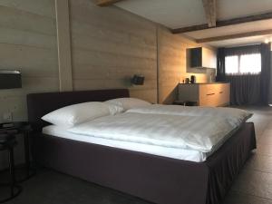 Rúm í herbergi á Charly Studio In Gstaad