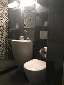 Baðherbergi á Charly Studio In Gstaad