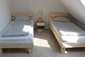 a bedroom with two twin beds and a night stand at Dornfelder in Hanhofen