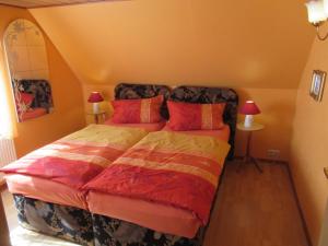 1 dormitorio con 1 cama en una habitación pequeña en Ferienwohnung Sommer, en Friedrichsbrunn
