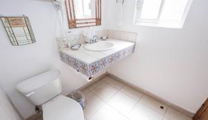 Koupelna v ubytování El Encanto Inn & Suites