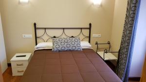 Hostal Arenal客房内的一张或多张床位