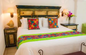Postel nebo postele na pokoji v ubytování El Encanto Inn & Suites