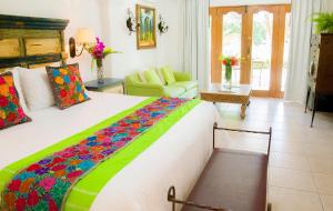 Postel nebo postele na pokoji v ubytování El Encanto Inn & Suites