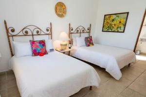 Postel nebo postele na pokoji v ubytování El Encanto Inn & Suites