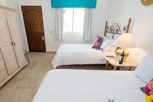 Postel nebo postele na pokoji v ubytování El Encanto Inn & Suites