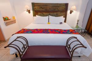 Postel nebo postele na pokoji v ubytování El Encanto Inn & Suites