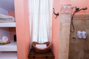 Koupelna v ubytování El Encanto Inn & Suites