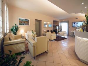 a waiting room with couches and chairs in a hospital at Hotel Dori in Peschiera del Garda