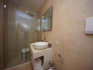 Salle de bains dans l'établissement Hotel Dori