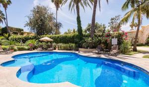 Bazén v ubytování El Encanto Inn & Suites nebo v jeho okolí